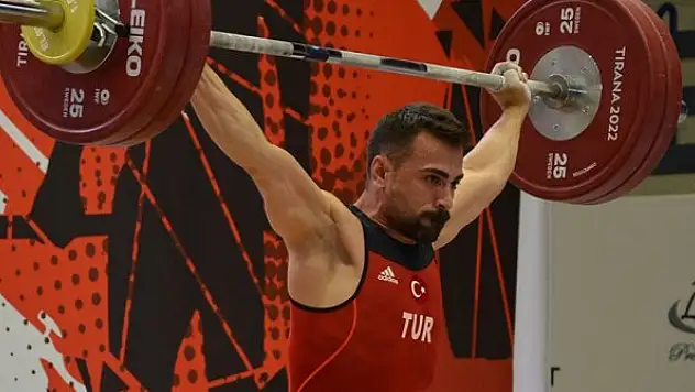 Milli halterci Ferdi Hardal'dan altın madalya