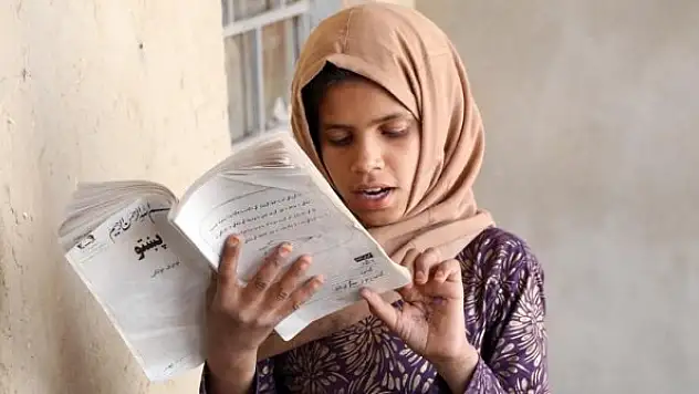 BM: Afganistan'da 1,2 milyon kız, ortaokul öğrenimini sürdüremiyor