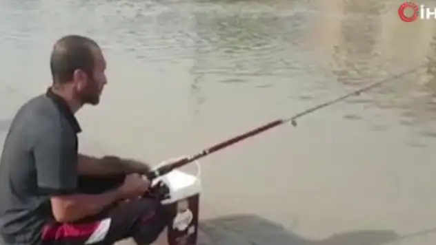 Göle dönen caddeye olta attı, balık tutmaya çalıştı