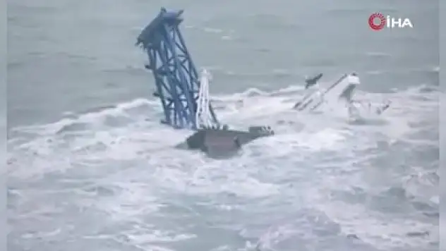 Fırtına gemiyi ikiye ayırdı: Onlarca kişi kayıp