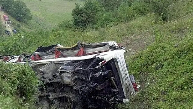 Pakistan'da yolcu otobüsü vadiye devrildi: 19 ölü