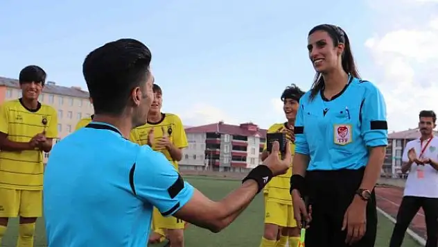 Hakemin evlilik teklifi final maçına damga vurdu