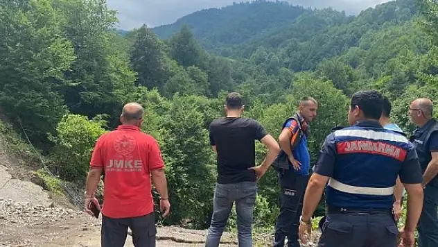 Selde yolları çöken köye dağ yollarından ulaştılar