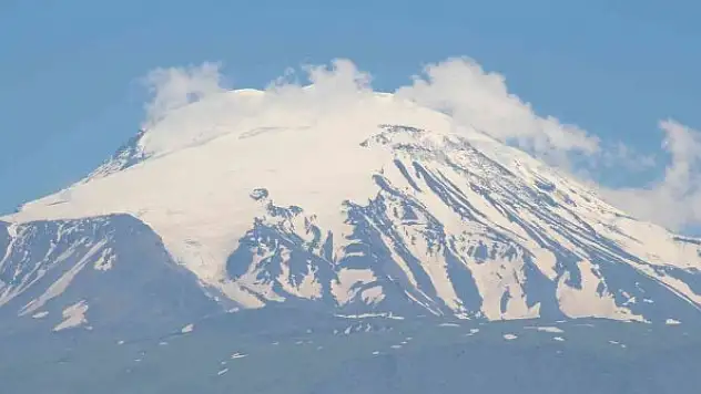Türkiye'nin en yüksek dağındaki karlar erimeye başladı