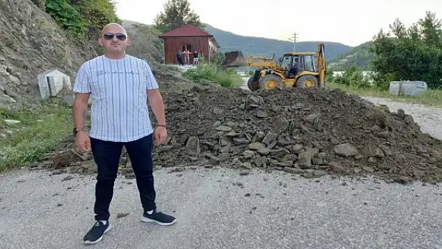 'Arsa bizim' dedi, toprak döküp turistik şelale yolunu kapattı
