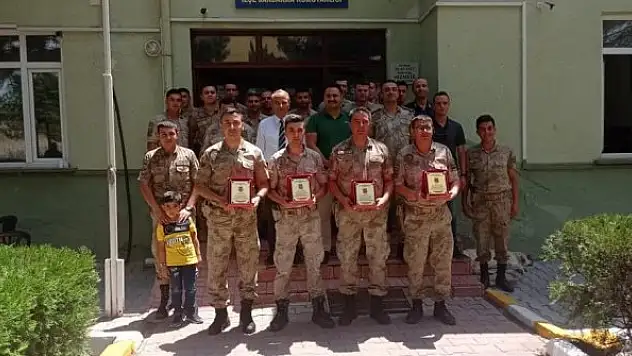 Jandarmalara plaketli uğurlama