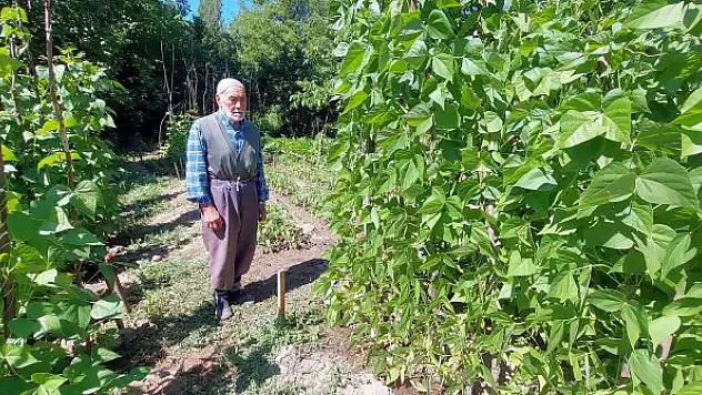 Kooperatife girerken ayakkabılarını çıkaran çiftçi: Çalışanlar silmekle uğraşmasın, dedim