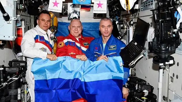 Rus kozmonotlar, uzayda Donetsk ve Luhansk bayrakları açtı
