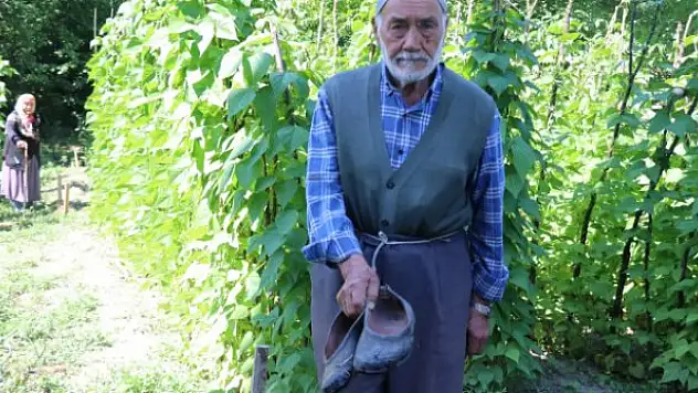 Yerler kirlenmesin diye ayakkabılarını çıkardı