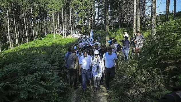 Srebrenitsa'da binlerce kişinin katılımıyla 'ölüm yolunda' Barış Yürüyüşü başlıyor