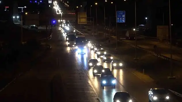 43 ilin geçiş güzergahında gece yarısı trafik yoğunluğu