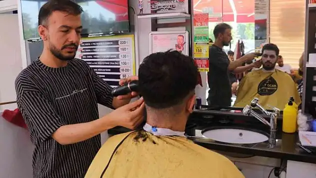 Adana'da berberlerde bayram yoğunluğu