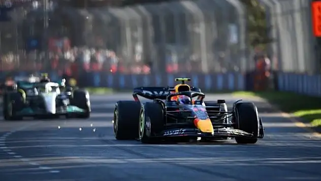 Verstappen 14. sıradan rahat kazandı