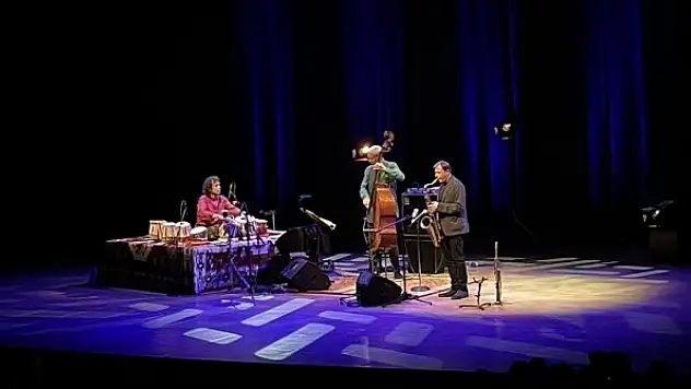 Crosscurrents Trio, CRR'de konser verdi