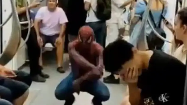 Acemi Örümcek Adam gülme krizine soktu