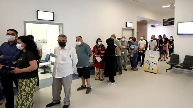 Kovid-19'a karşı yeni hatırlatma dozuna yoğun ilgi