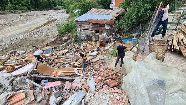 Sel afeti sonrası yıkım kararı verilen evler boşaltılmaya başlandı