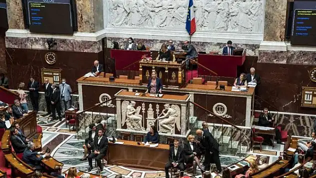 Fransa'da Borne hükümetine karşı sunulan gensoru önergesi reddedildi