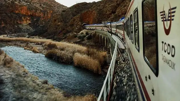 Bakan Karaismailoğlu, muhteşem manzara eşliğinde yol alan Doğu Ekspresini paylaştı