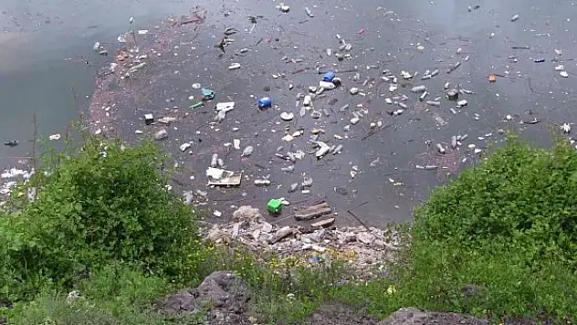Kurban atıklarını baraj gölüne attılar