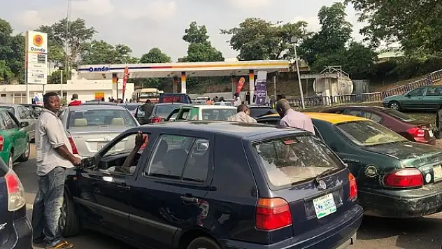 Nijerya'da hükümet benzin kıtlığına çözüm buldu