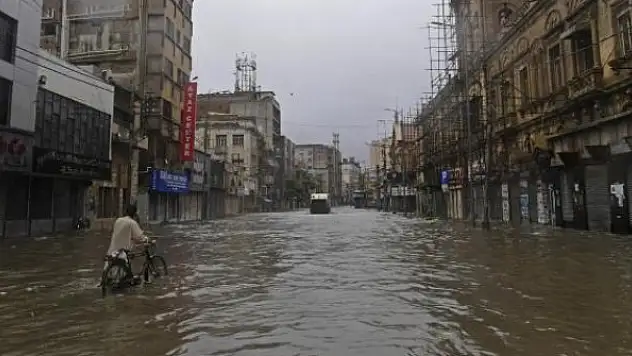 Pakistan'da şiddetli yağış ve fırtına: 26 ölü