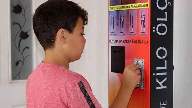 Vanlı öğretmen boy ve kilo ölçen cihaz üretti