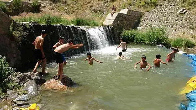 Sıcaktan bunalan çocuklar eğlenceyi çayda serinlemekte buldu