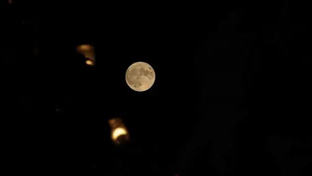 Kartpostallık Süper Ay manzarası