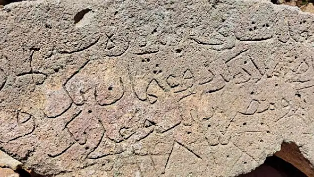 Defineciler 4 bin 58 metredeki tarihi mezarlığa dadandı