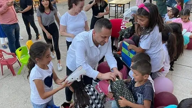Diyarbakırlı modacıdan köy okullarında okuyan çocuklara sürpriz