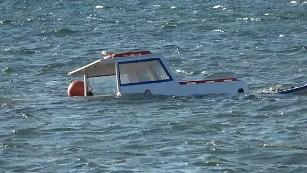 Ayvalık'ta şiddetli rüzgar bazı balıkçı teknelerini batırdı