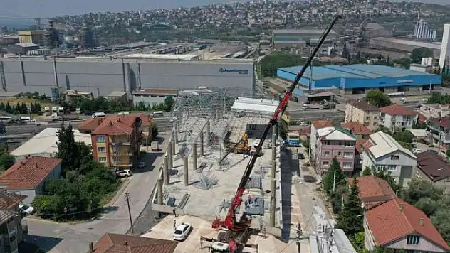 Dilovası katlı otoparkta çatı montajı yapılıyor