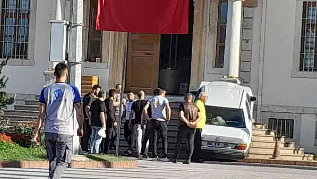 İlginç kaza: Otomobil adliye merdivenlerine çıktı