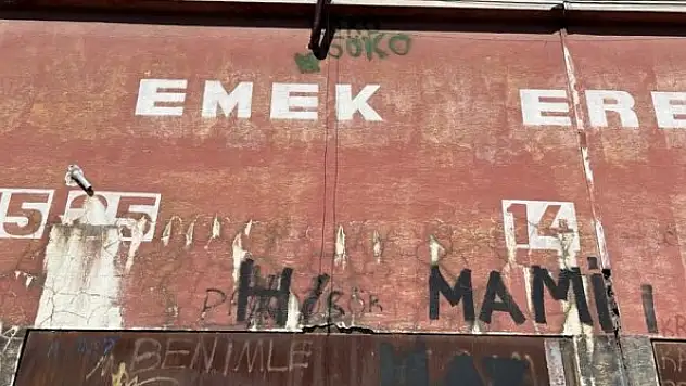 Binanın çatısına kadar yazı yazdılar