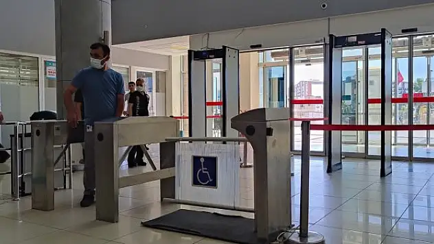 Sağlıkta şiddete karşı hastanelere metal kapı dedektörü