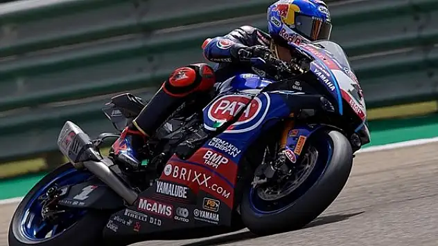 Milli motosikletçi Toprak Razgatlıoğlu, İngiltere'de birinci oldu