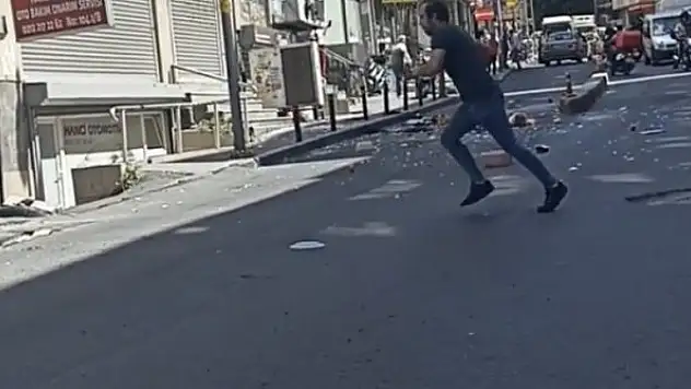 İlginç anlar: Eşinin tutuklandığını öğrenince eşyaları sokağa attı