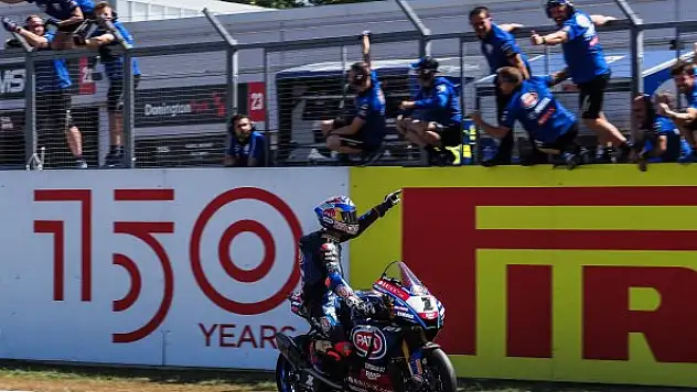 Son dünya şampiyonu Toprak Razgatlıoğlu İngiltere'de tarihe geçti