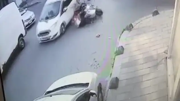Trafik kazası sonrasında sürücülerin tekme ve yumruklu kavgası kamerada