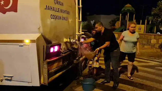 Muhtar, tankerle su dağıttı