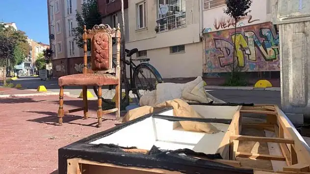 Çöp kenarına atılan eşyalar isyan ettirdi