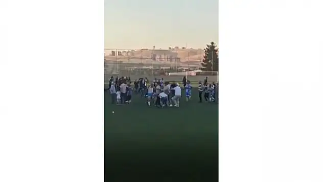 Maç bitti yeşil saha karıştı!