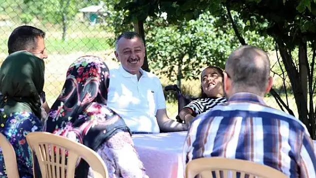 Aslıhan'ın yüzü, evinin bahçesine yapılan kilit parke taşıyla güldü