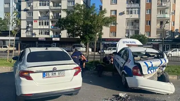 Otomobil, polis aracına çarptı: 5'i polis 6 kişi yaralandı