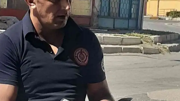 Ağaçta asılı kalan kargayı itfaiye kurtardı