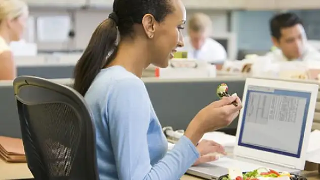 Masa başı çalışanlara 10 altın beslenme önerisi