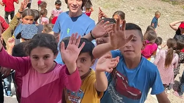 Amerika'da yaşayan 17 yaşındaki Utku'dan Vanlı çocuklara kırtasiye ve bilgisayar yardımı