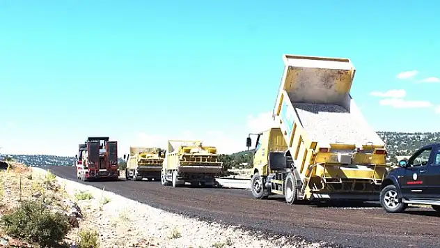 Akören'de yol çalışmaları sürüyor