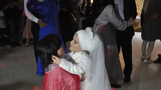 Sosyal medyada tanışan 108 santim boyundaki Emine ve Ahat evlendi